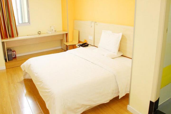 7Days Inn WuhanGuanggu Walking Street Baoli Garden Branch