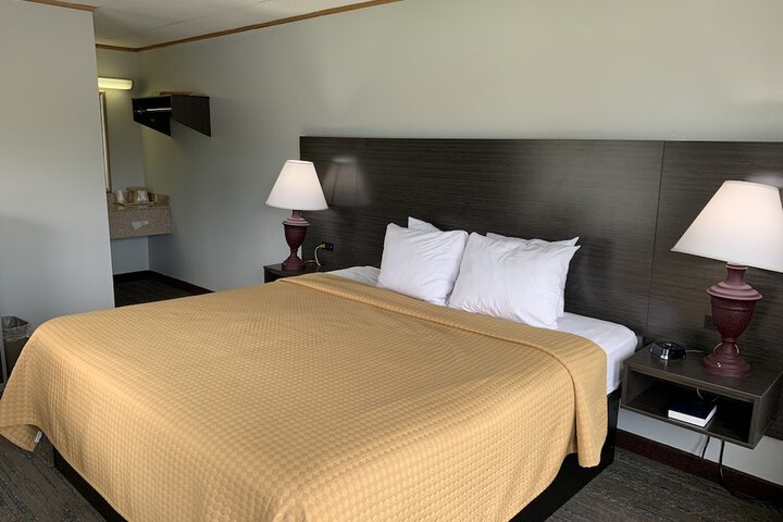 Standard King Bed Accessible (35 of 37)