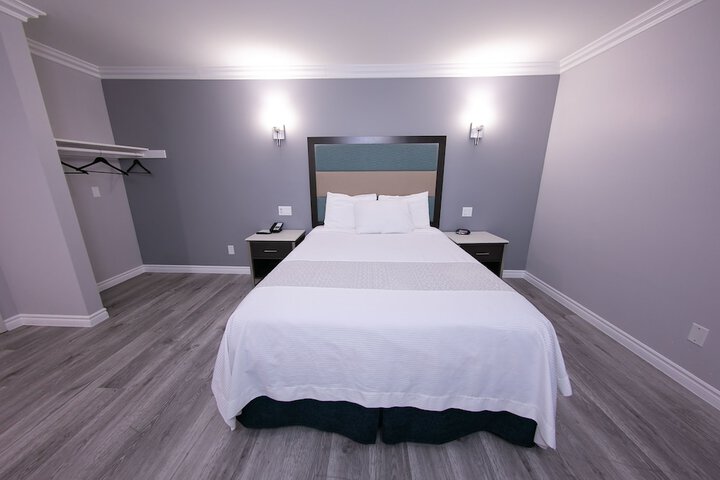 1 Queen Bed (15 of 17)