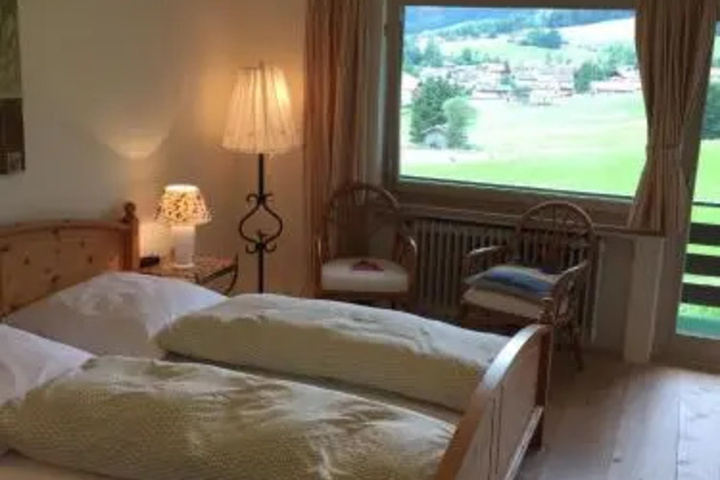 Room 10 of 14