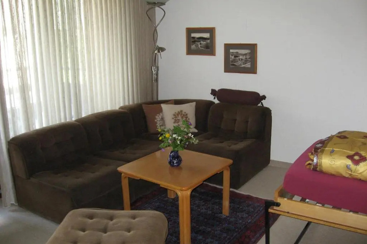 Room 4 of 9