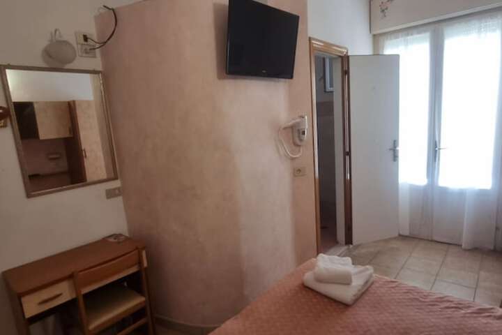 Room 12 of 28