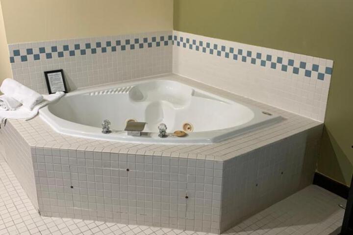 1 Queen Bed (9 of 13)