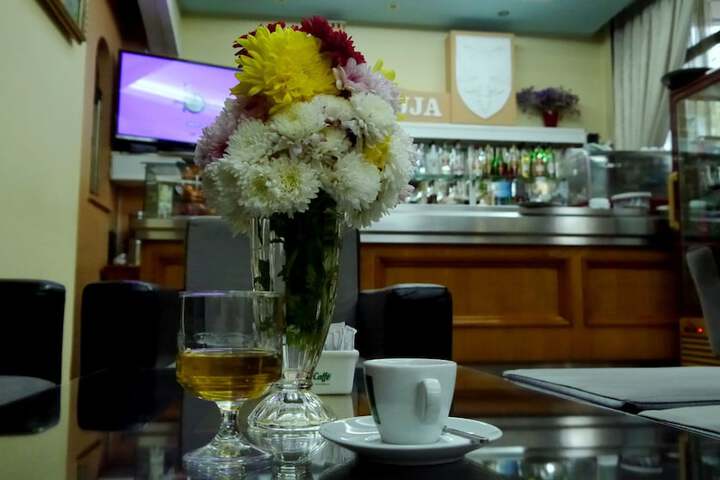 Lounge 27 of 32