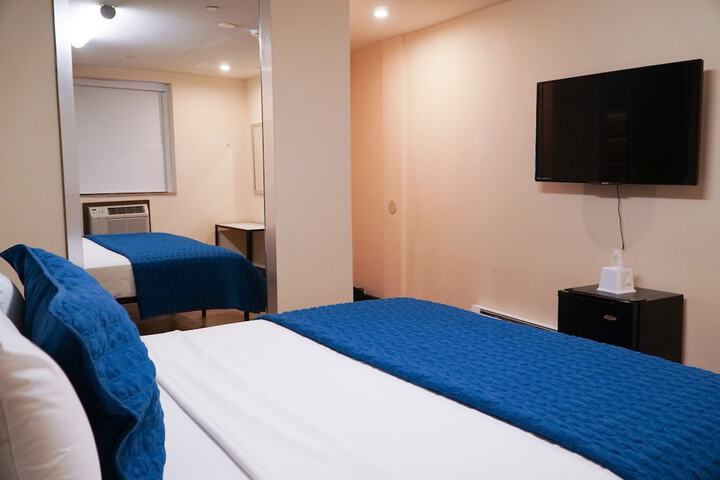 Deluxe King Room (3 of 7)