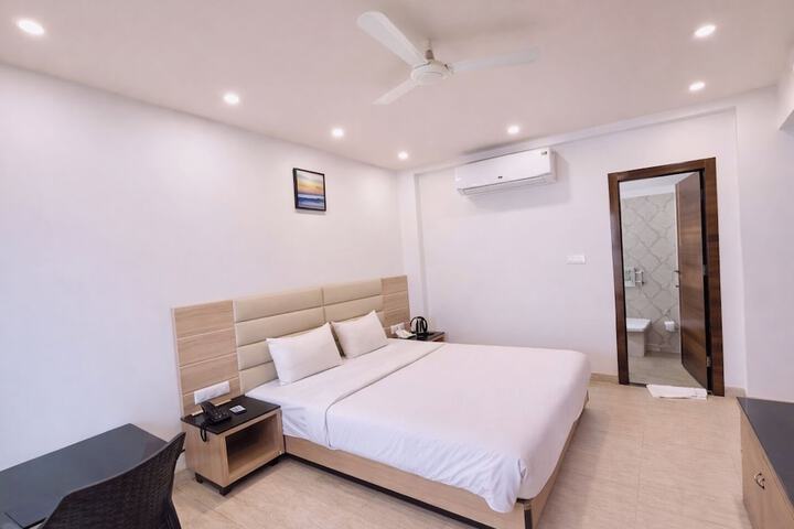 Room 4 of 10