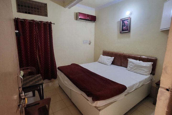 Room 4 of 12