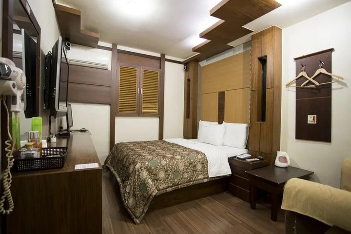 Room 7 of 27