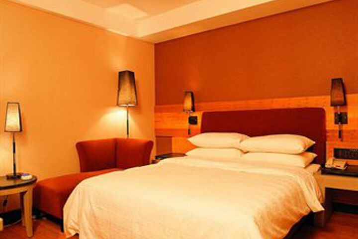 Room 10 of 32