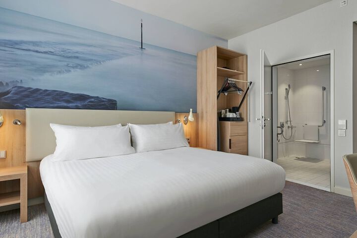 Room 12 of 76
