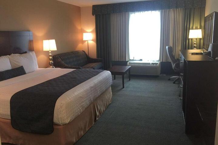1 King Bed (2 of 16)