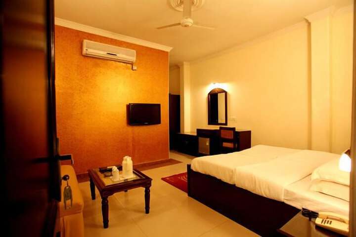 Room 9 of 28