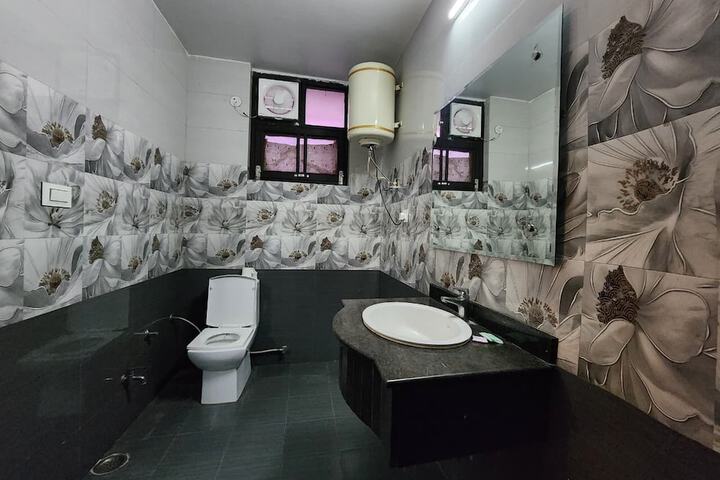 Room 9 of 15