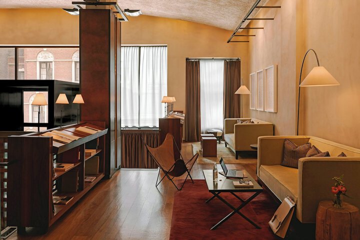 Lounge 68 of 71