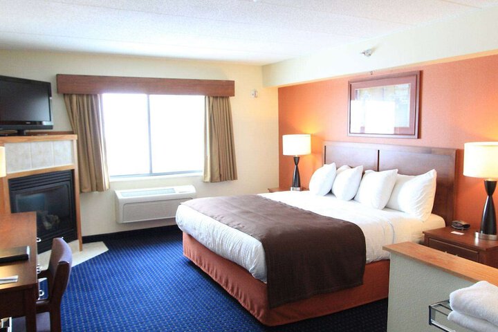 1 King Bed (2 of 19)