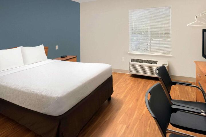 Double Accessible Queen Size Bed (8 of 9)