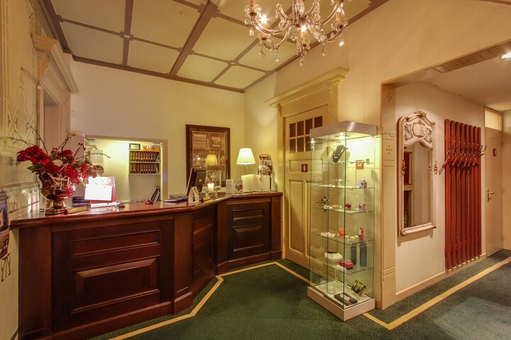 Check-in/check-out kiosk