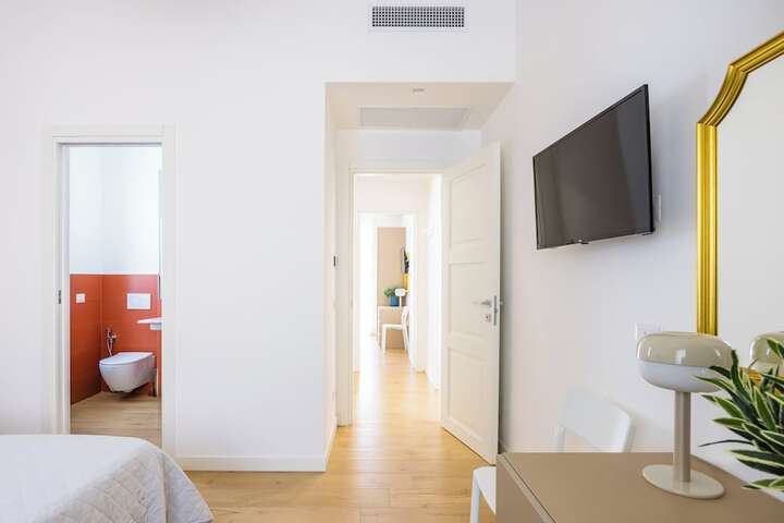 Room 10 of 83