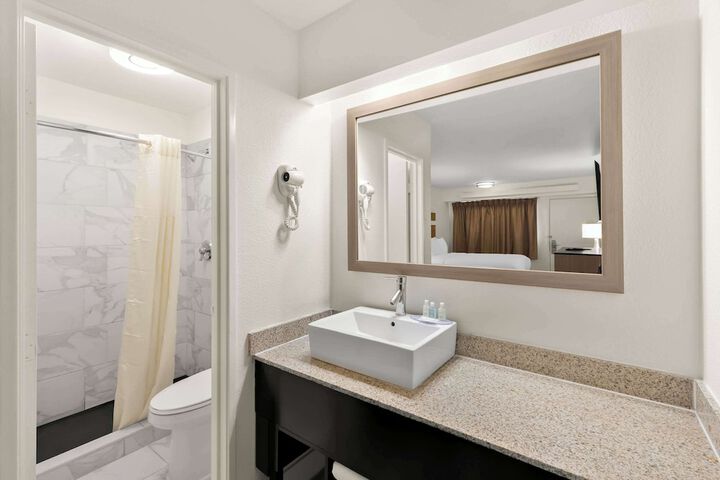 1 Queen Bed (3 of 6)