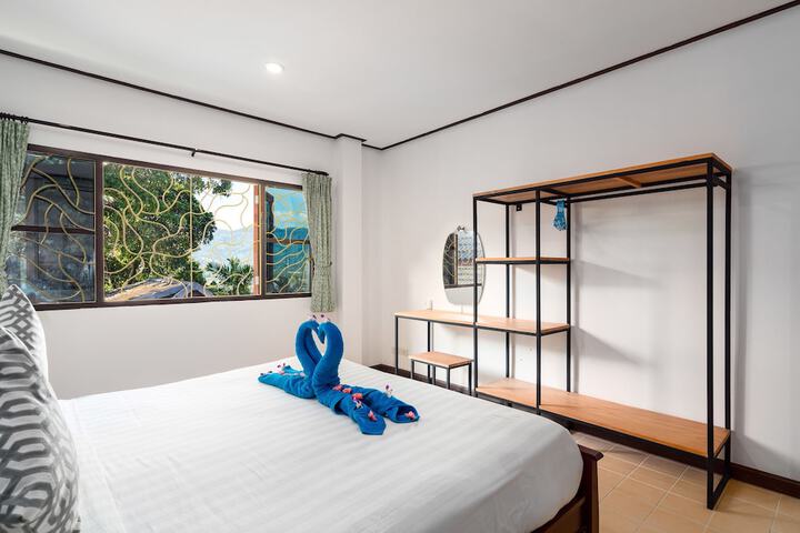Room 4 of 100