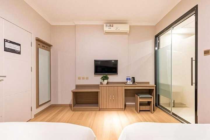 Room 14 of 34