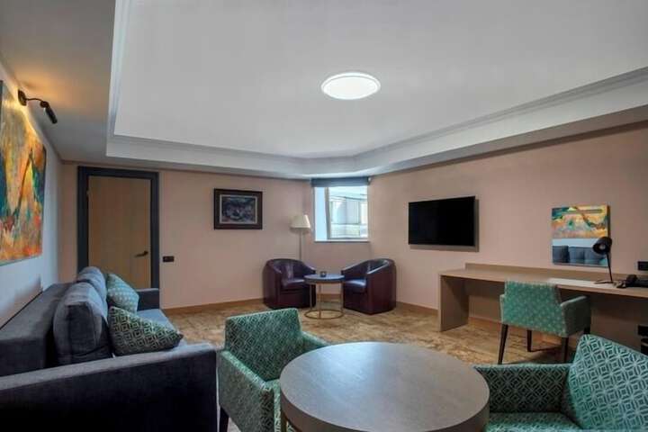 Room 26 of 77