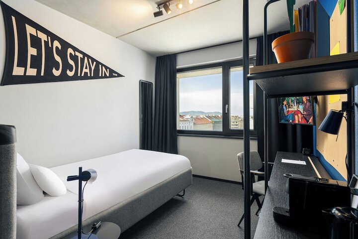 Room 41 of 146
