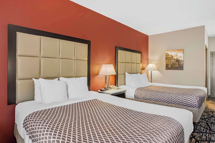1 Queen Bed Pet Friendly Room Work Desk Sofa Microwave and Refrigerator WiFi Full Breakfast (2 of 31)