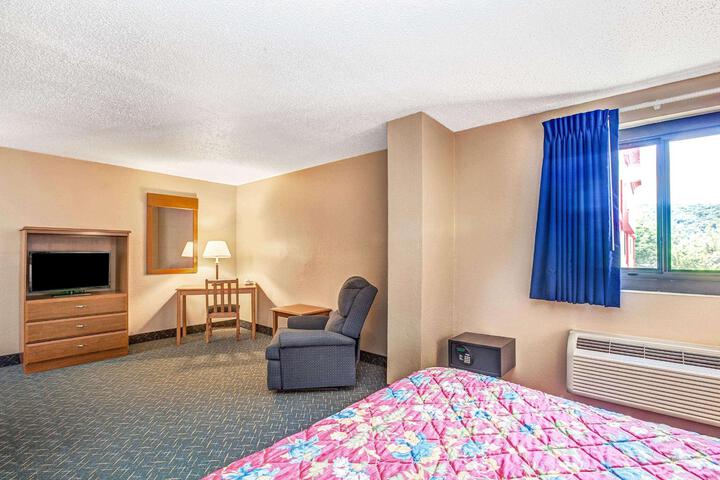 1 Queen Bed (8 of 9)