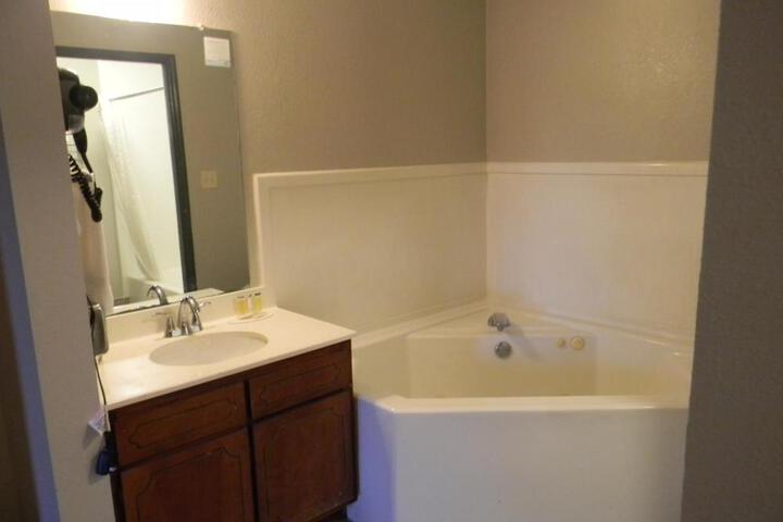 1 King Bed (8 of 9)