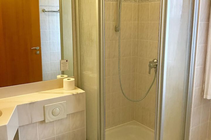 Room 19 of 28