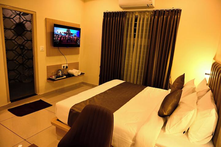 Room 10 of 32