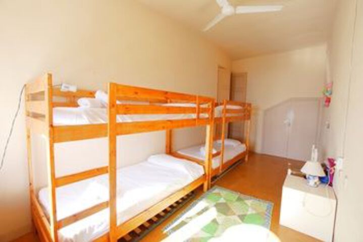 Room 10 of 32