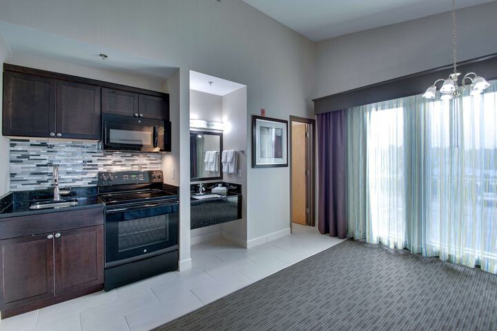 2 Queen Beds Microwave and Refrigerator WiFi Full Breakfast (8 of 25)