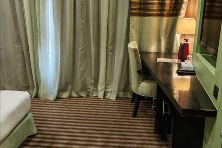 Room 23 of 74