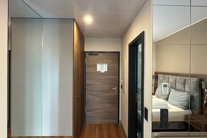 Room 27 of 100