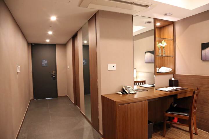 Room 26 of 77