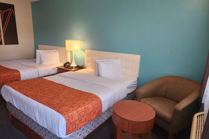 2 Queen Beds (4 of 10)