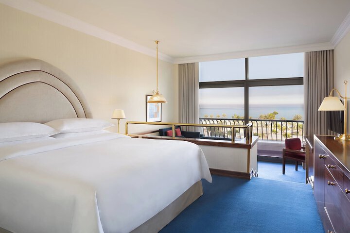 Room 32 of 220