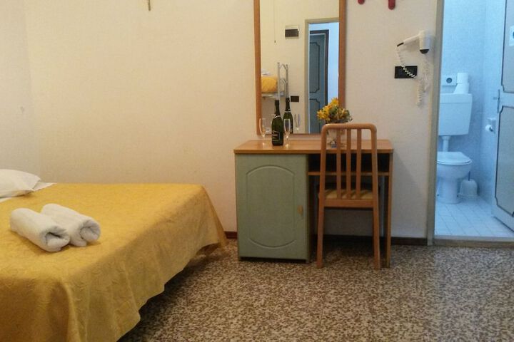 Room 4 of 33