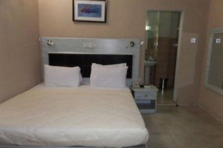 Room 10 of 33