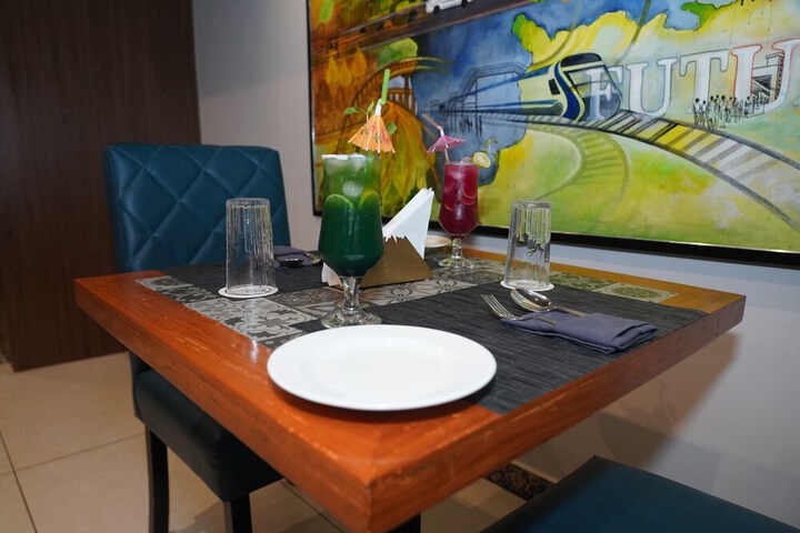 Dining 44 of 52