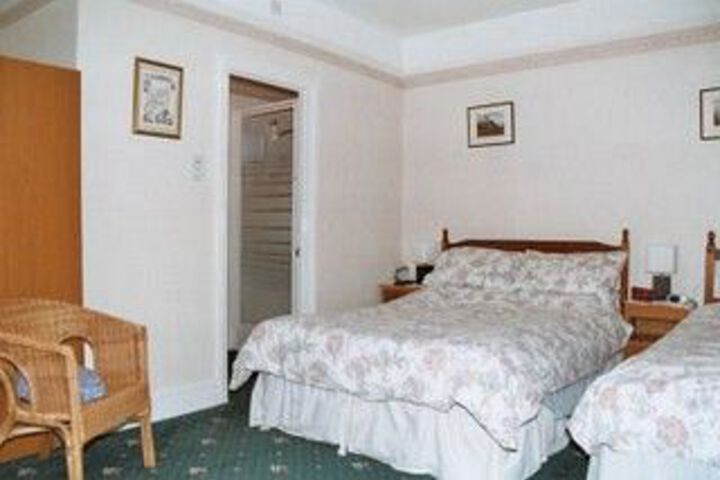 Room 5 of 9