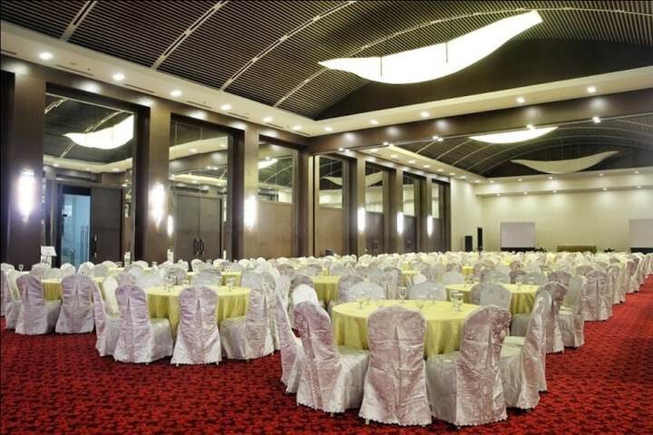 Ballroom/Hall 13 of 18