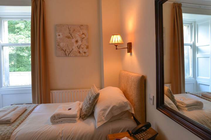 Room 9 of 34