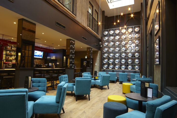 Lounge 58 of 74