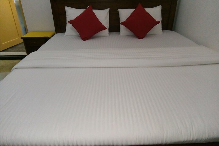 Room 6 of 9