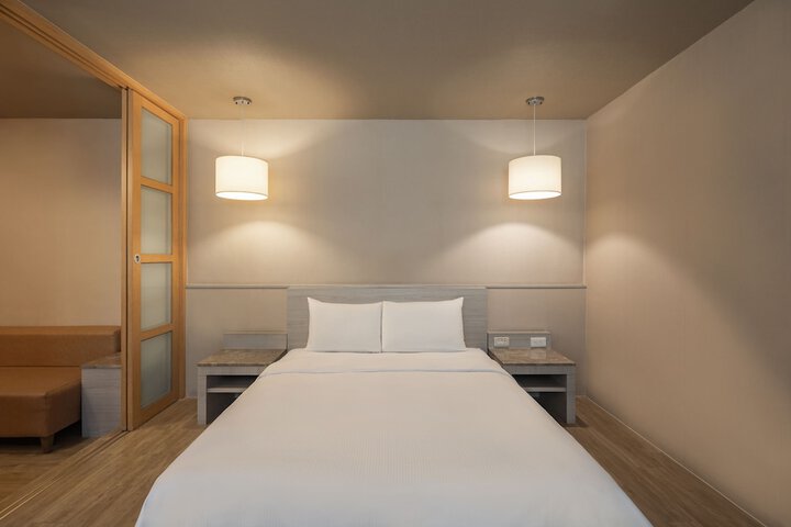 Room 12 of 28
