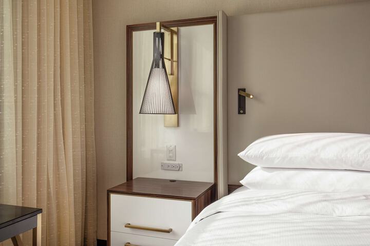 1 King Bed (5 of 14)