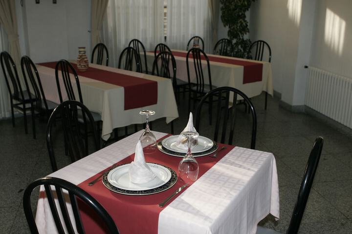 Dining 26 of 32